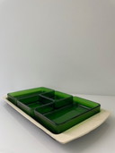 Vintage serveerschaal met heldergroene glazen bakjes – retro design uit de jaren ’60