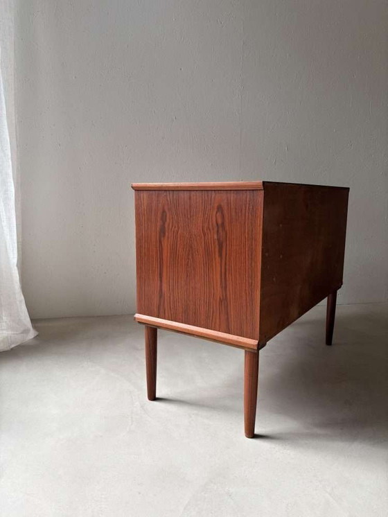 Image 1 of Cassettone in teak anni '60 completamente ristrutturato e dal design vintage
