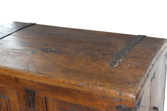 Image 1 of 18de eeuwse Hollandse eikenhouten kist. 