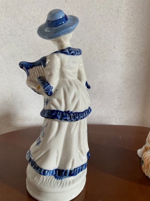 Figuritas de porcelana vintage, años 60-70 – Dama con arpa y cachorro – Juego de 2 – decoratieve objecten (photo 2 of 9)