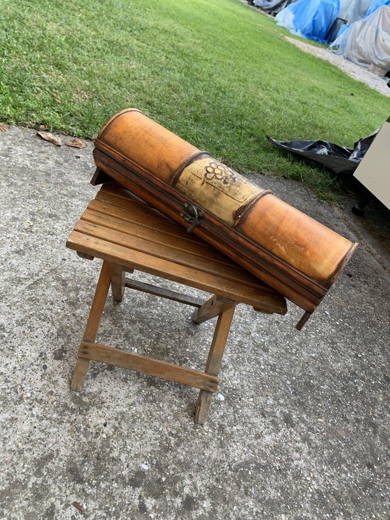 Handbemalter Weinflaschenhalter aus Holz, 2019 – Weinregale (photo 5 of 7)