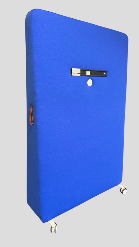 Image 1 of Akoestische ruimtedeler Cascando Trunk – met tv-houder | Design Robert Bronwasser | Kvadrat Planum