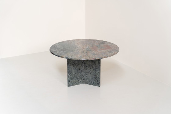 Striking dining table in solid Juparana Granite (Italy, 1970s). – Stone, Vintage (photo 3 of 15)