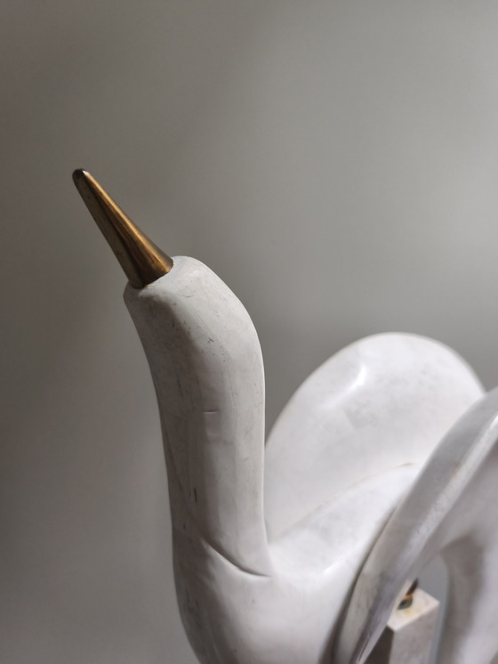 Image 1 of Autentico uccello acquatico in pietra tassellata Maitland-Smith su piedistallo - Stile Hollywood Regency