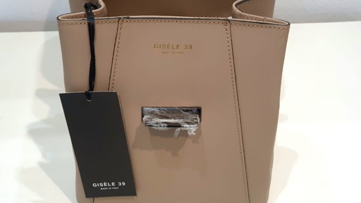 Gisèle 39 Ledertasche, die sich in einen „Venus“-Rucksack verwandeln lässt. Neu