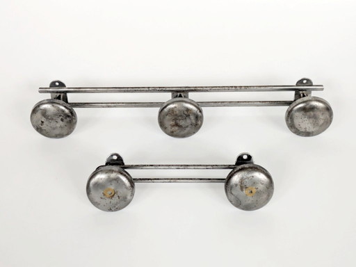 Paar französische Stahlgarderobenständer, industrielle Wandhaken aus den 1950er Jahren mit runden Köpfen