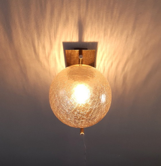 Image 1 of Lampada da parete vintage Richard Essig con paralume a sfera in ottone e vetro ghiacciato, lampada da parete mcm