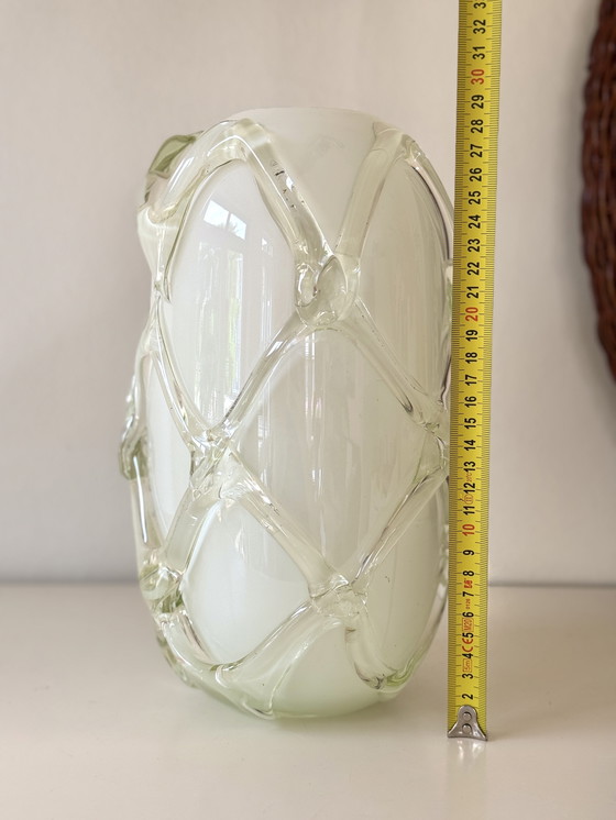 Image 1 of Jarrón de vidrio hecho a mano con diseño de rejilla: objeto de arte