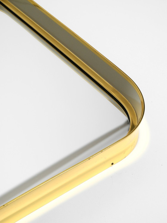Image 1 of Prachtige originele Mid Century Moderne "Zier-Form" wandspiegel met zware messing lijst door "Münchener Zierspiegel".