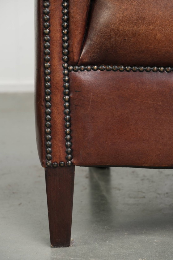 Image 1 of 2x karaktervolle en warme schapenleren clubfauteuil in Engelse chesterfield stijl