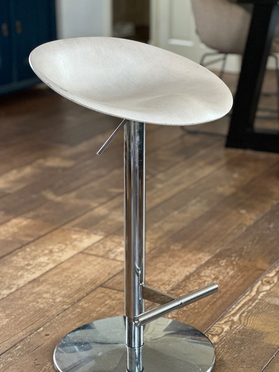 Allermuir design 4 Tabourets de bar réglables en hauteur, coque bois – Chrome (photo 2 of 5)