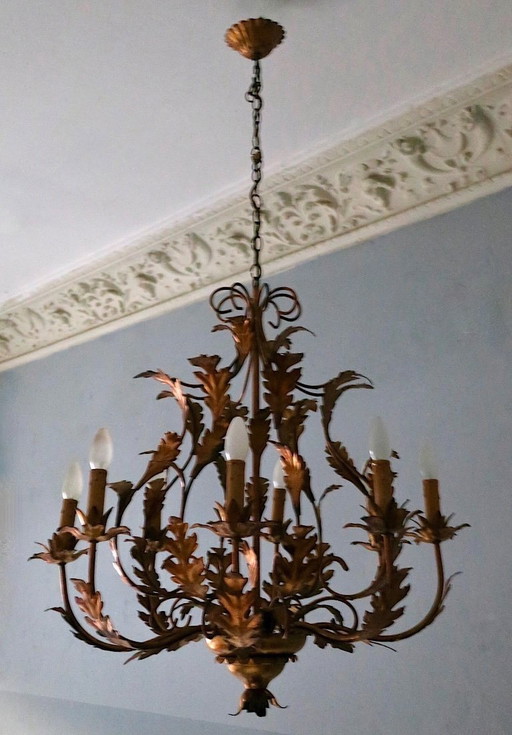 Grande lampadario a 8 luci in lamiera dorata patinata, stile metà secolo, di Hans Kögl, anni '60. – kroonluchters, Metal