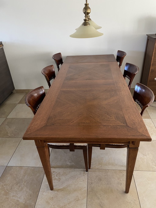 Tavolo da pranzo italiano con sedie