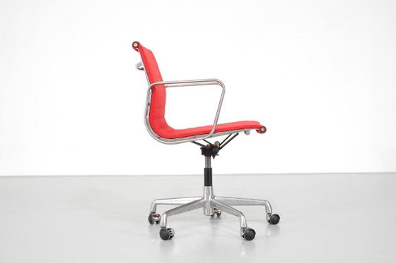 Image 1 of Stoel "EA 117" van Charles Ray Eames voor ICF, Verenigde Staten, 1969.