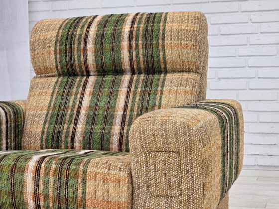 Image 1 of Fauteuil club danois des années 1980, par Nisbo Horsens, en laine d'ameublement.