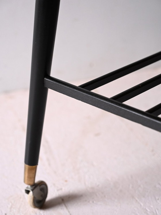 Image 1 of Table basse scandinave vintage en teck à roulettes