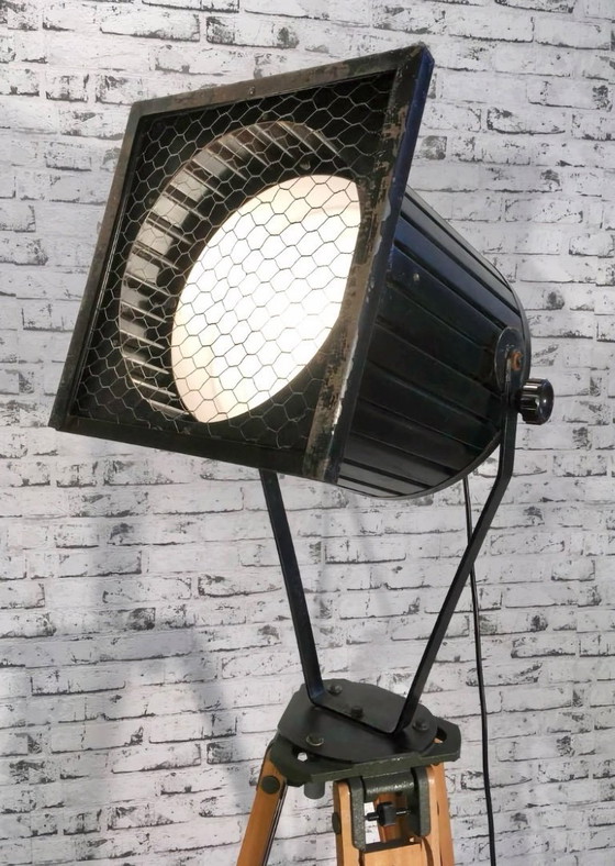 Image 1 of Gran foco industrial negro sobre trípode de madera, década de 1960