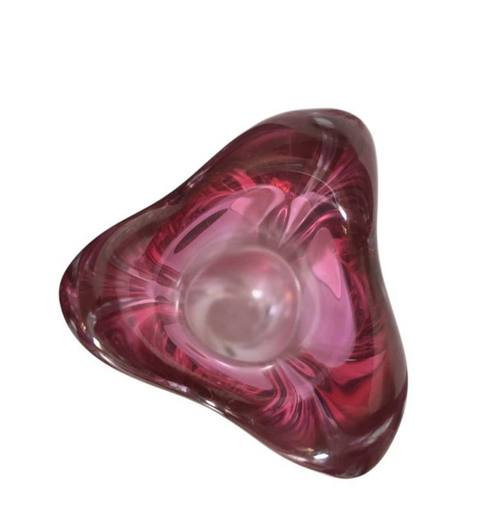 Image 1 of Vase Val Saint Lambert en cristal à motif tourbillonnant couleur canneberge, Belgique, années 1960