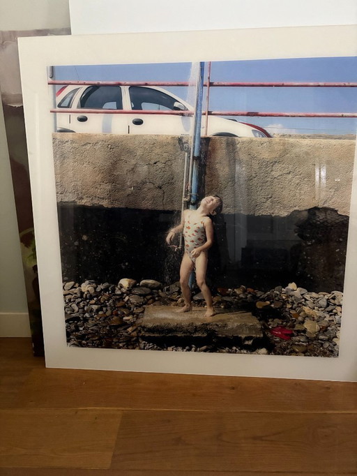 Foto eines Mädchens unter der Außendusche