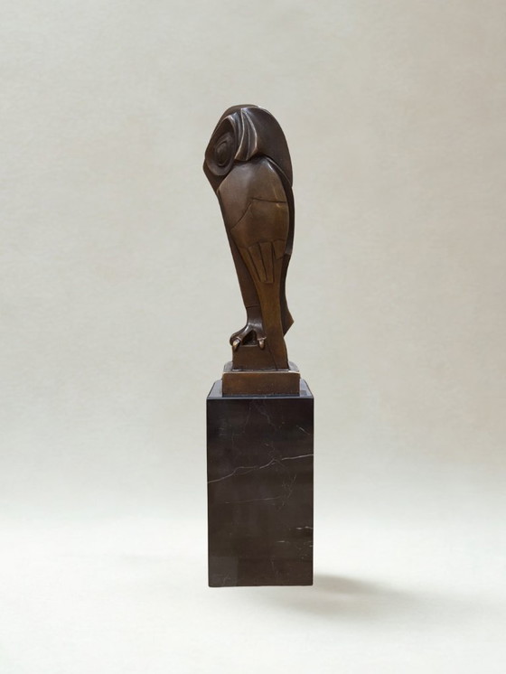 Image 1 of Bronzen sculptuur gesigneerd Coenrad – Gestileerde uil – Marmeren sokkel – Parijs