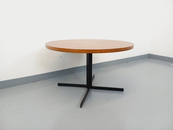 Image 1 of Grande table basse ronde style scandinave vintage modulable en table à manger “monte et baisse”, en teck et métal noir