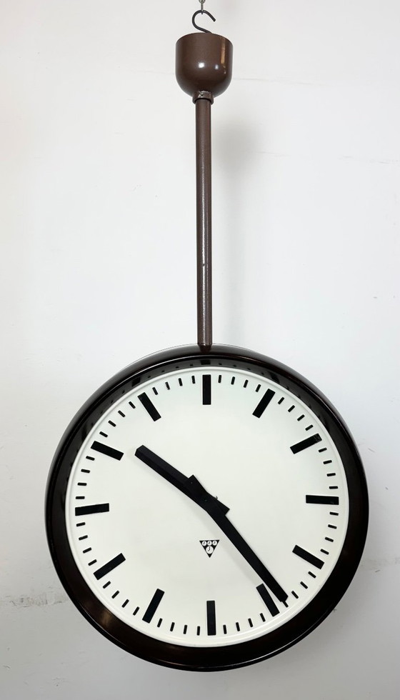 Image 1 of Grote industriële bakelieten dubbelzijdige fabrieksklok van Pragotron, jaren 50