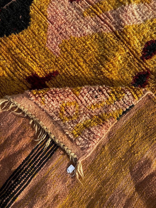 Modern Moroccan Wool Rug 160x260 cm– Handmade Berber Area Rug with Abstract Design in Yellow & Pink.