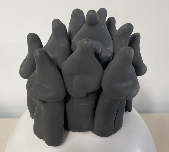 Bildhauerei mit schwarzen Figuren auf weißer Kugel, Keramik, Modern (Foto 5 von 7)
