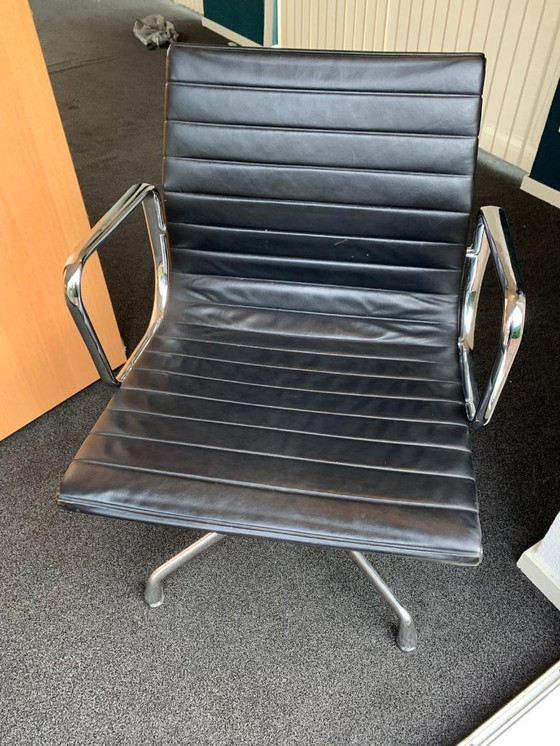 Image 1 of 3 sedie originali Vitra – Charles & Ray Eames “Aluminium Chair / EA (Alu Chair)” (versione da conferenza con braccioli)