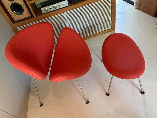 Poltrona e pouf Orange Slice di Pierre Paulin