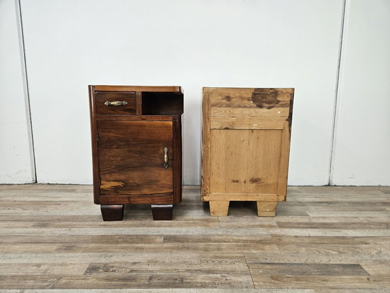 Image 1 of Art Deco nachtkastjes in walnoothout en messing.