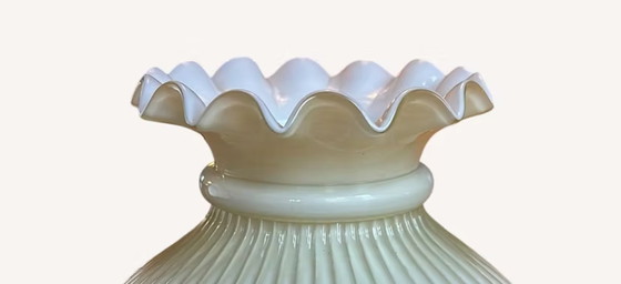 Image 1 of Abat-jour opalin blanc jaunâtre à structure côtelée