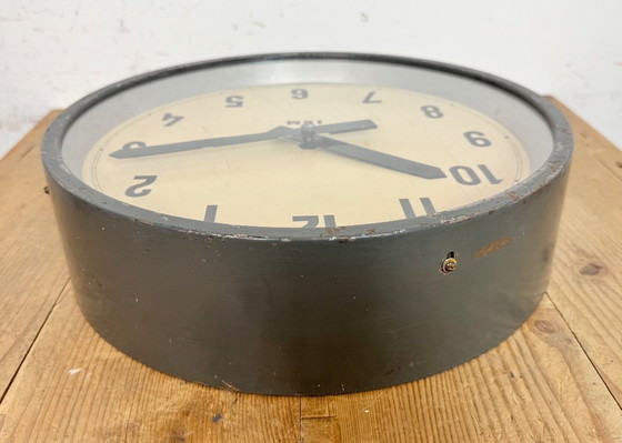 Image 1 of Donkergrijze industriële fabriekswandklok van IBM, jaren 50