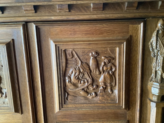 Image 1 of Meuble en chêne de caractère avec panneaux à tête de chevalier
