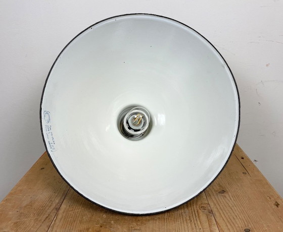 Image 1 of Schwarze Emaille-Fabrikleuchte aus Ostdeutschland von Lbd Veb Leuchtenbau Dresden, 1950er Jahre