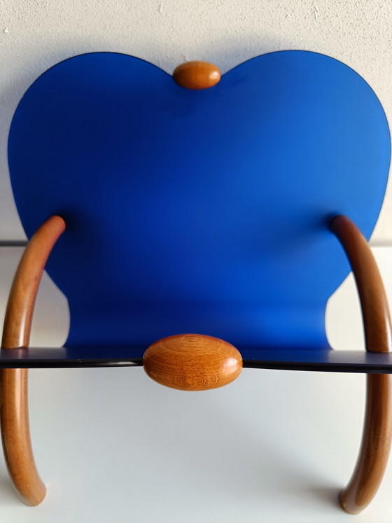 Image 1 of Italienischer postmoderner Zeitschriftenständer aus blauem Kunststoff und gebogenem Holz, 1990er Jahre, Calligaris-Stil
