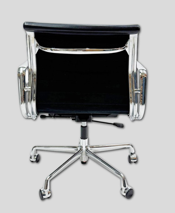 Image 1 of Vitra Aluminiumstuhl EA117 Schwarzes Leder