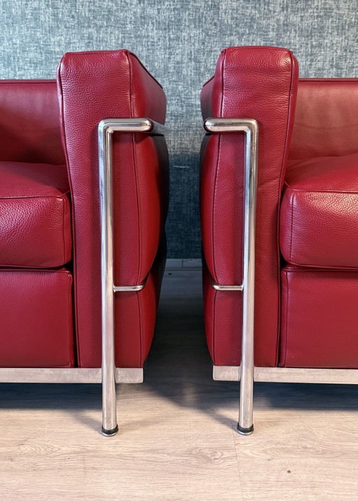 2 vintage LC2 Le Corbusier stoelen in rood leer, Italië, jaren 80