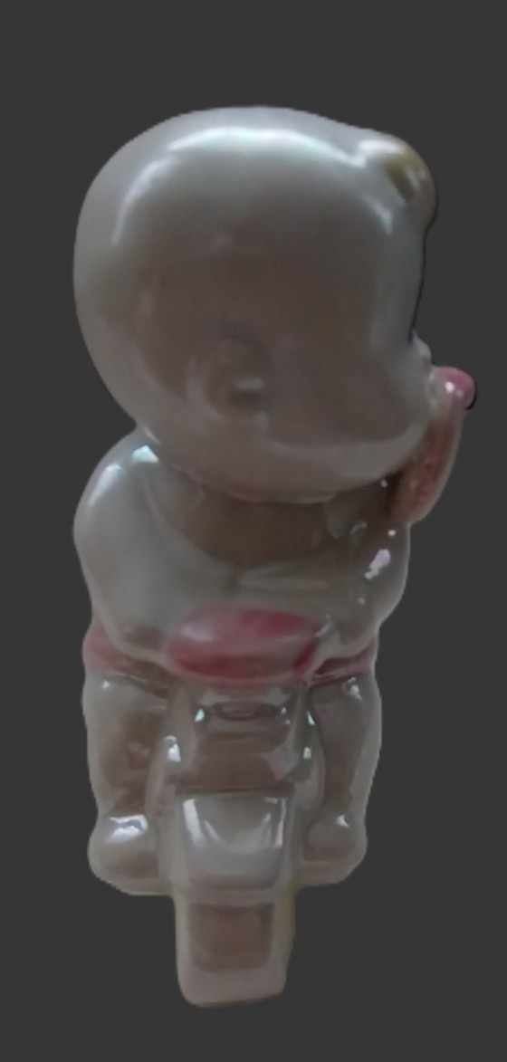 Image 1 of Lüsterware-Figur aus der Mitte des 20. Jahrhunderts – Baby auf Dreirad – Davis & Freeman (Japan/USA)