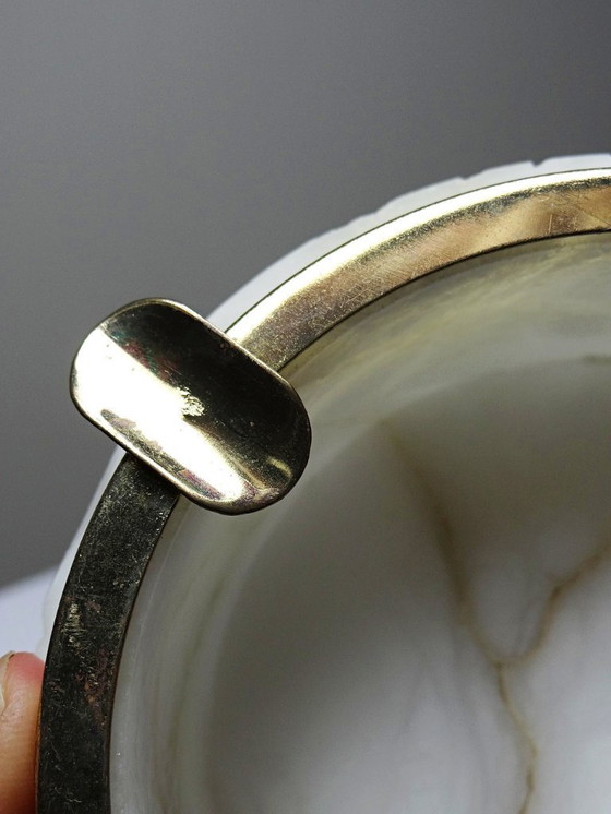 Image 1 of Kleiner, antiker, geschnitzter Alabaster-Aschenbecher aus der Hollywood Regency/Mid-Century-Ära.