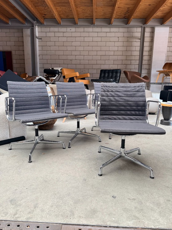 Vitra Eames EA108, Charles y Ray Eames (stock: 7) – Sillas de conferencia, Textil, Aluminio (photo 11 of 23)