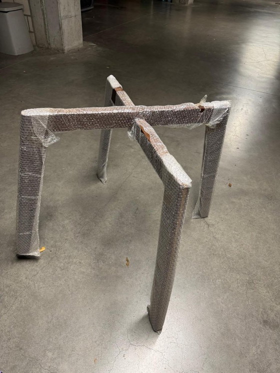 Image 1 of Ronde Terrazzo/Marmeren Tafel – 110 cm – Nieuw in verpakking – Walnoot houten kruisvoet