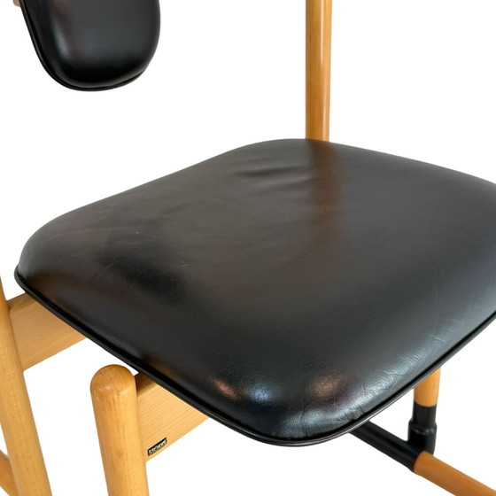 Image 1 of Peter Opsvik - Stokke - Flysit - Sedia a dondolo ergonomica - Rivestimento in pelle nera e struttura in legno