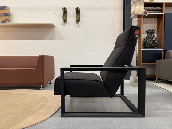 Image 1 of Sillón alto Montis Dickens con tapizado en color antracita.