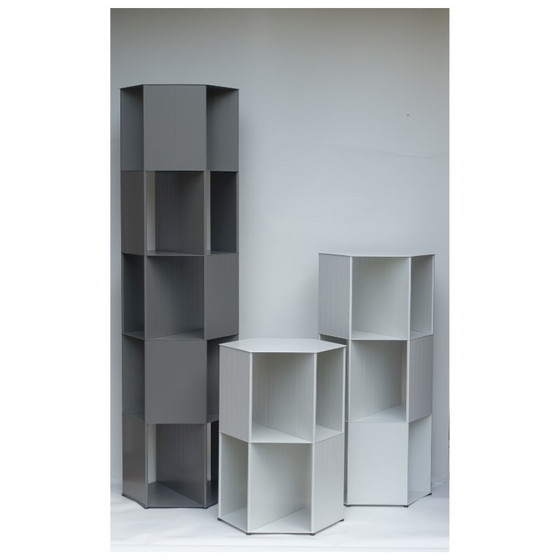 Image 1 of Hexagon di Nendo - libreria indipendente di design / divisorio, 178 cm grigio quarzo