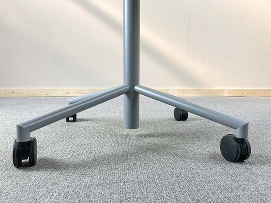 Image 1 of Nn Tisch in der Kantine