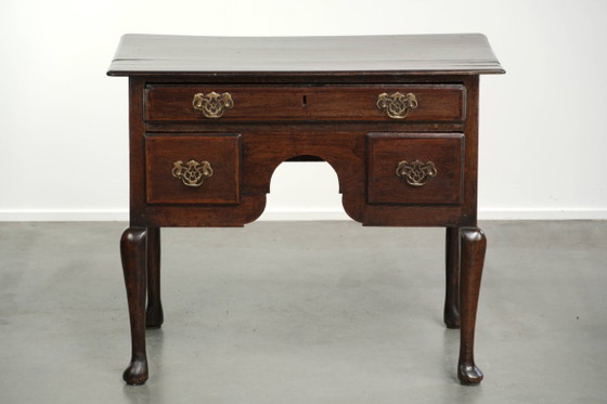 Elegant 18th-century English oak lowboy/side table with a luxurious appearance – Wood (photo 2 of 11)