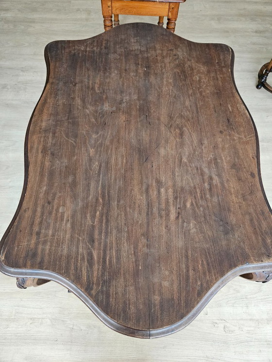 Image 1 of Table ancienne avec pieds élégants