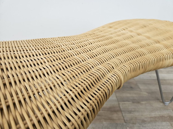 Organisch geformte Rattan- und Metallbank, Ikea, Bänke, Beige, Organic Modern (Foto 6 von 9)