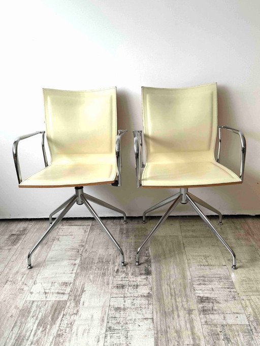 Chaises de bureau originales Ikara. Design élégant sur un piètement pivotant stable.
